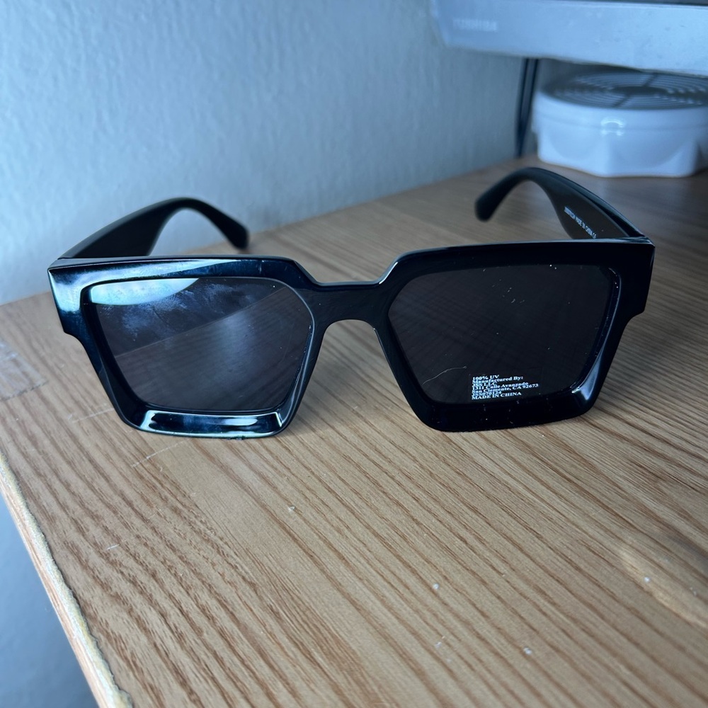 New! Black Rectangular Sunglasses - image 4